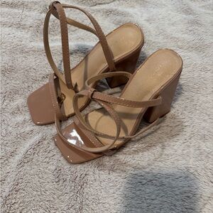 London Rebel block heel in beige patent